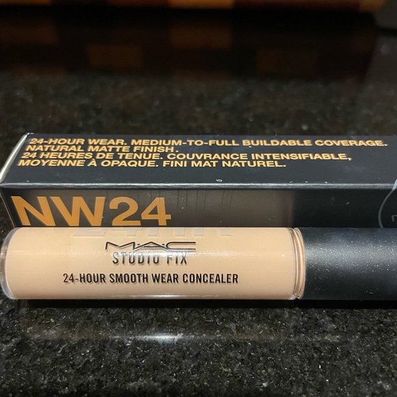 MAC COSMETICS- CONCEALER - Picture 3 of 4